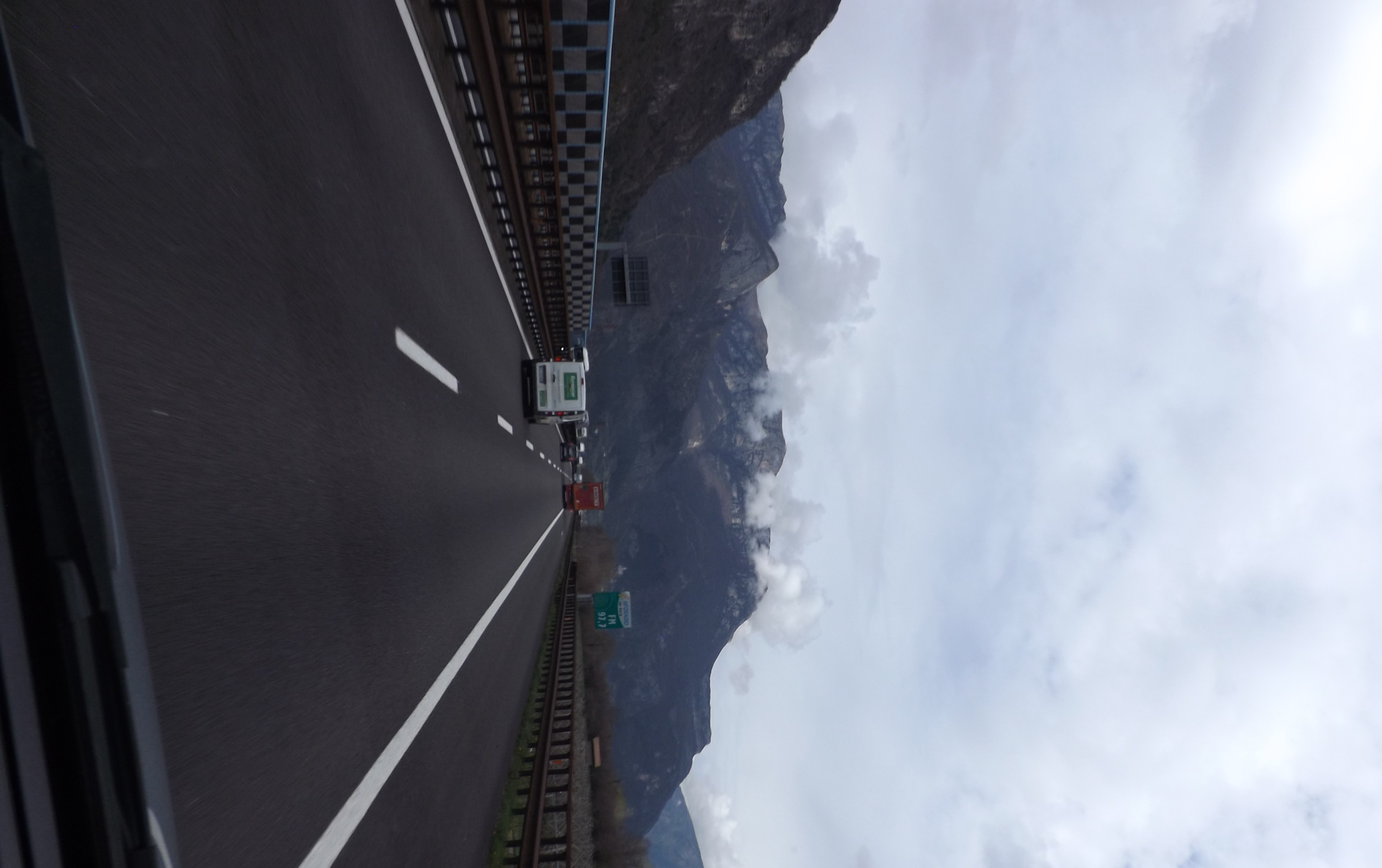 Autobahn durch Berge