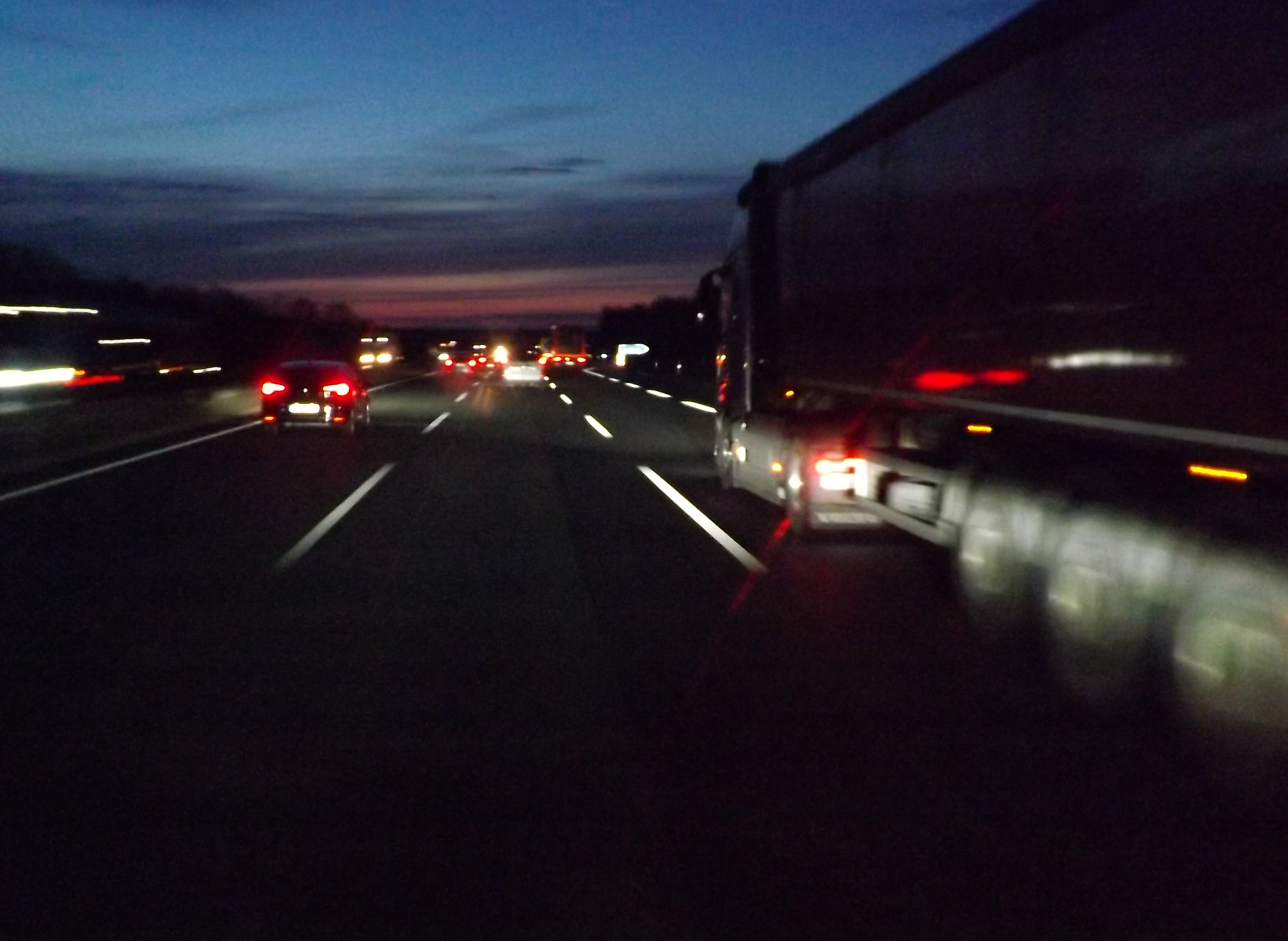 Autobahn nach Berlin bei Nacht